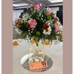 CM07 -Centro de Mesa Elegancia Romántica con Flores Naturales y Luces LED