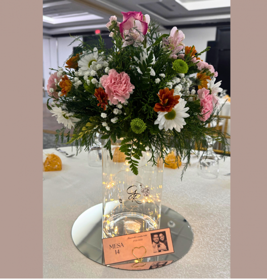 CM07 -Centro de Mesa Elegancia Romántica con Flores Naturales y Luces LED