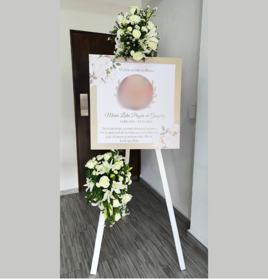 AT03- Atril Fúnebre con Impresión Personalizada y Flores de Lirios y Rosas