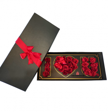 RO32 - Caja de Rosas Rojas LOVE con Corazón – Arreglo Floral Romántico de Lujo en Panamá